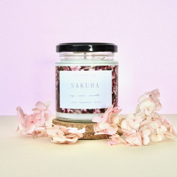 Vela Sakura Vela Sakura en su formato original. Su formato tarro va decorada con pétalos de flor de cerezo y permite guardarla cerrada.