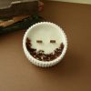 Vela Brownie cerámica Vela olor Brownie de cerámica blanca con dos mechas de madera y decoración.