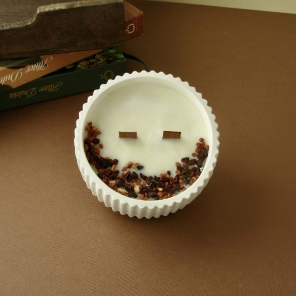 Vela Brownie cerámica Vela olor Brownie de cerámica blanca con dos mechas de madera y decoración.